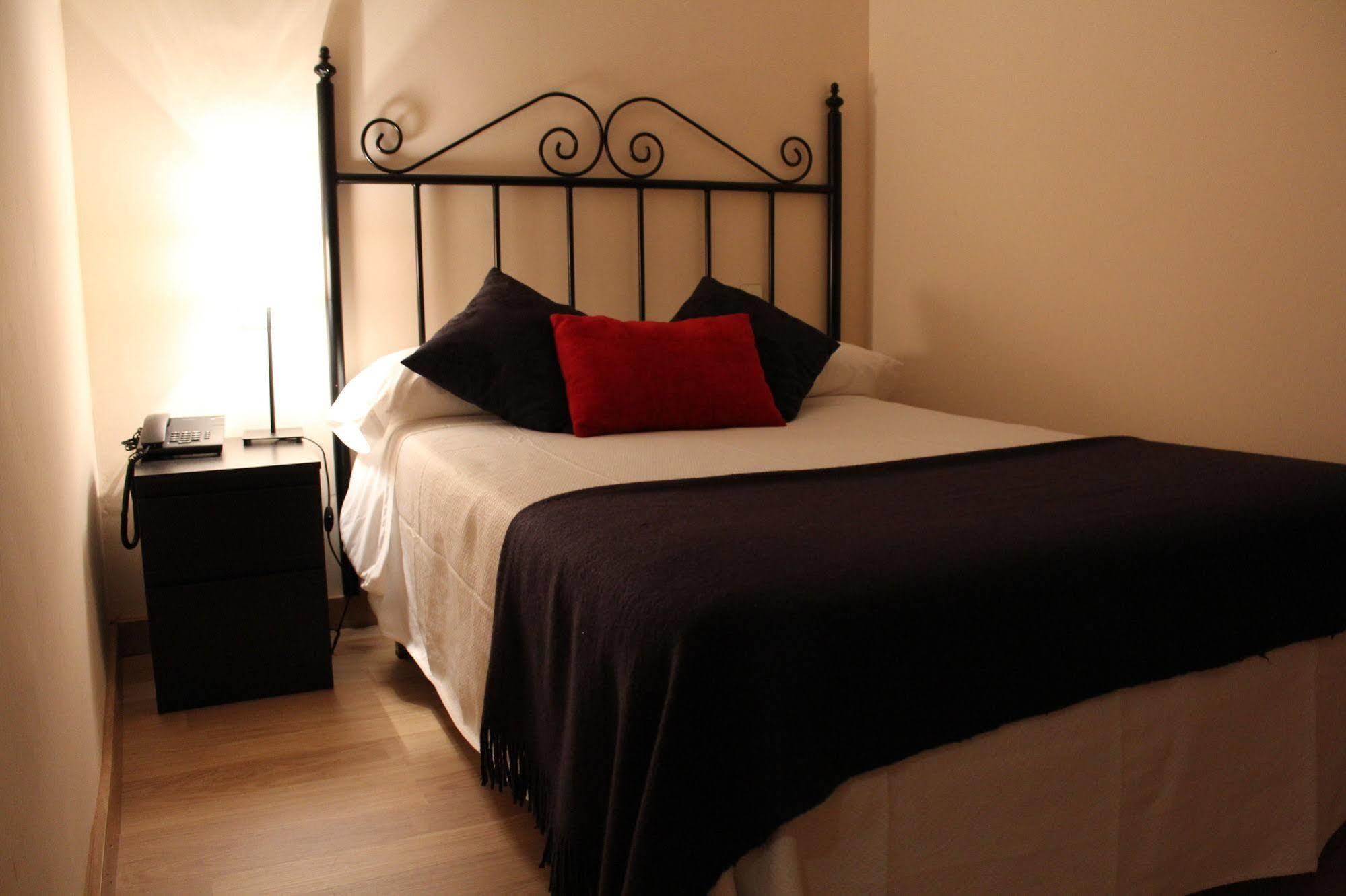 Hostal Mainz Piedralaves Eksteriør billede
