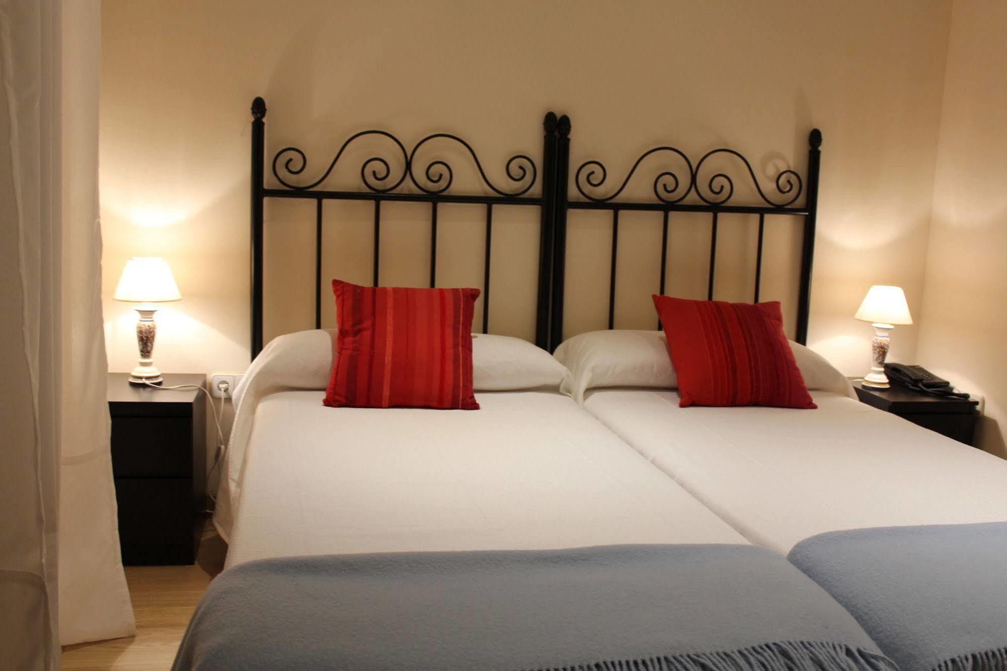 Hostal Mainz Piedralaves Eksteriør billede